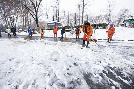 大雪后扫雪城市扫雪高清图片