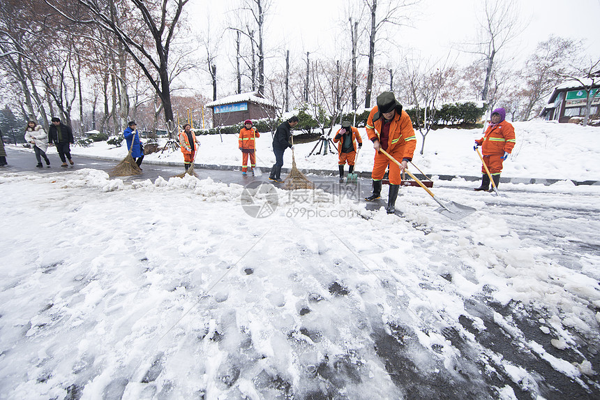 大雪后扫雪图片