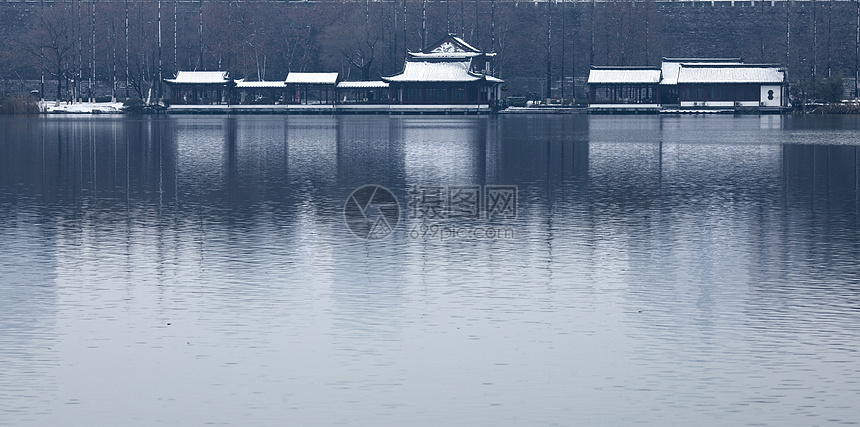 下雪后的湖泊古建筑图片