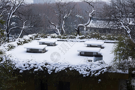 中式建筑冬天里下雪后的古建筑背景