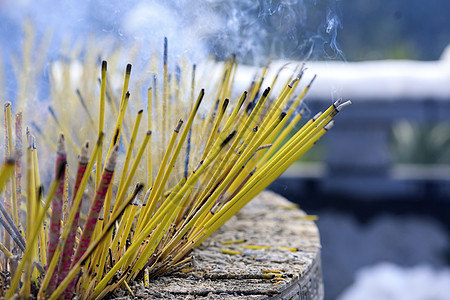 寺庙祈福寺庙里的香火背景