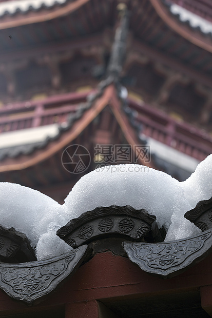 冬天里下雪后的古建筑图片