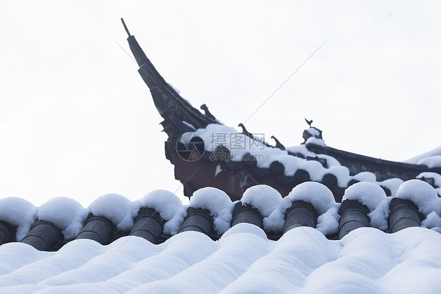 冬天里下雪后的古建筑图片