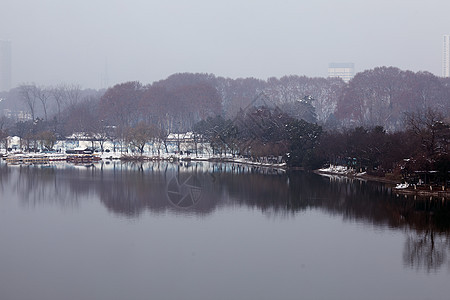 下雪后的湖泊古建筑背景图片