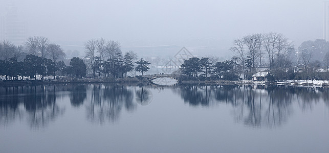 下雪后的湖泊古建筑图片