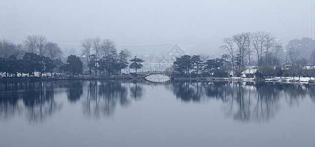 下雪后的湖泊古建筑背景图片
