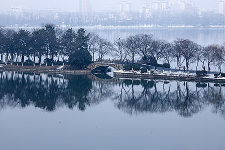 下雪后的湖泊古建筑背景图片