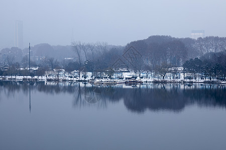 下雪后的湖泊古建筑图片