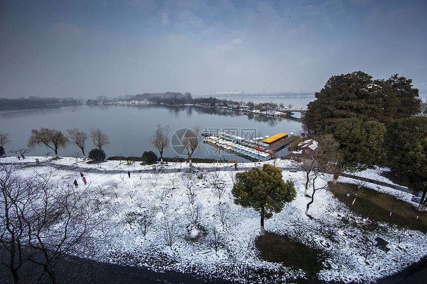 雪后的寺庙图片