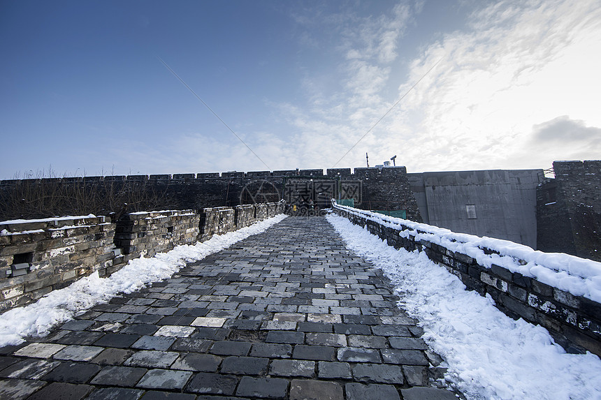 冬天里下雪后的古建筑图片