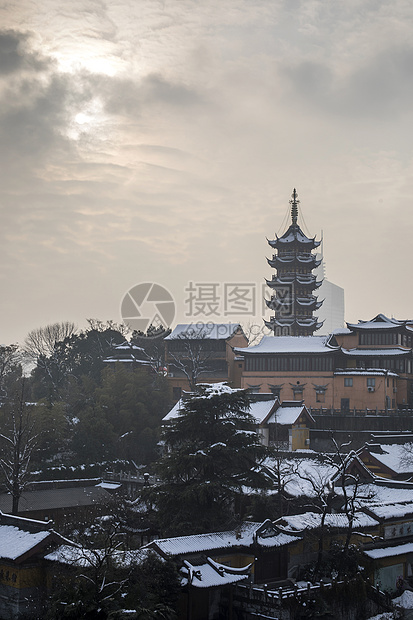 冬天里下雪后的古建筑图片