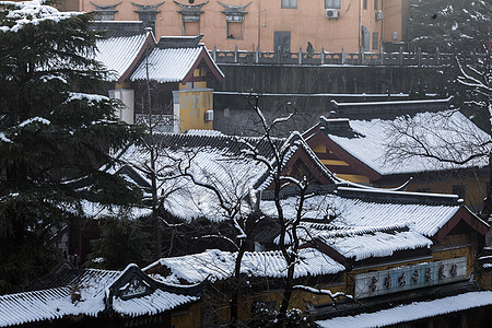 中式建筑冬天里下雪后的古建筑背景