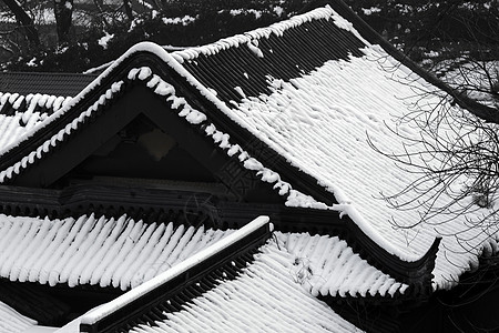 中式建筑冬天里下雪后的古建筑背景