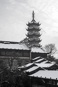 冬天里下雪后的古建筑图片