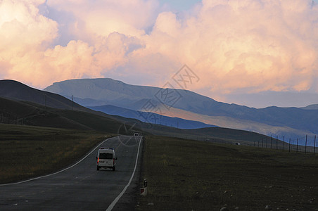 大雨后新疆巴音布鲁克雨后公路红云背景
