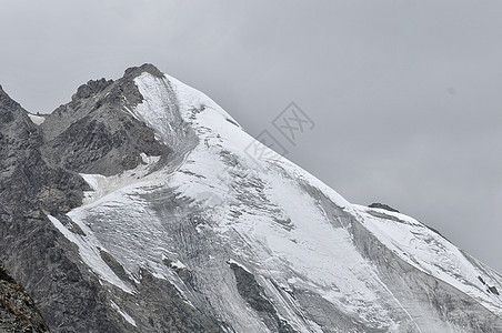 新疆天山山峰雪峰冰川图片
