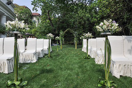 白色场地草坪婚礼背景
