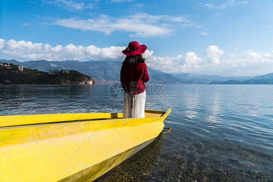 泸沽湖红衣少女图片