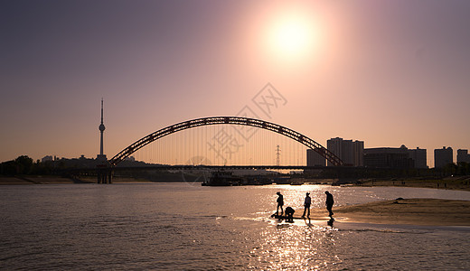 晴川桥下江边玩耍的人们背景图片