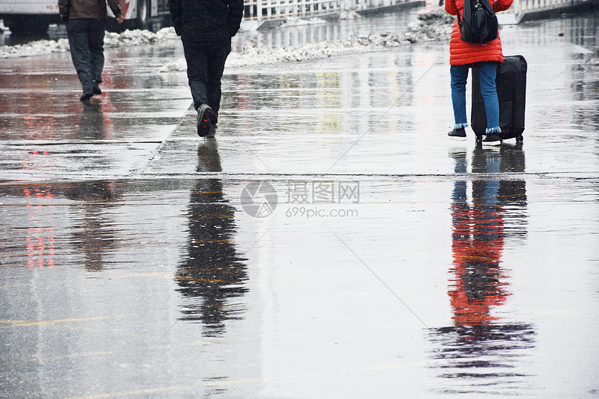 雨天行人斑马线图片