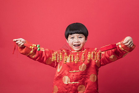 拿着鞭炮小孩新年拿着鞭炮的小朋友背景