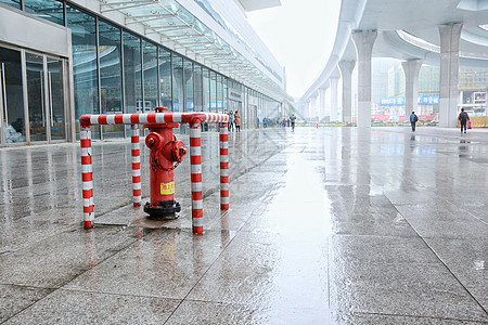 雨天路面路面警告标识背景