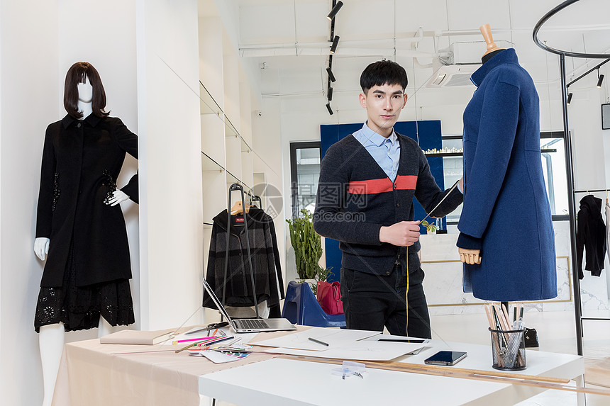 男服装设计师工作状态图片素材_免费下载_jpg