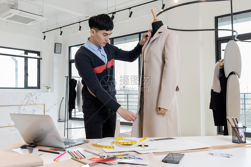 男服装设计师工作状态图片素材_免费下载_jpg