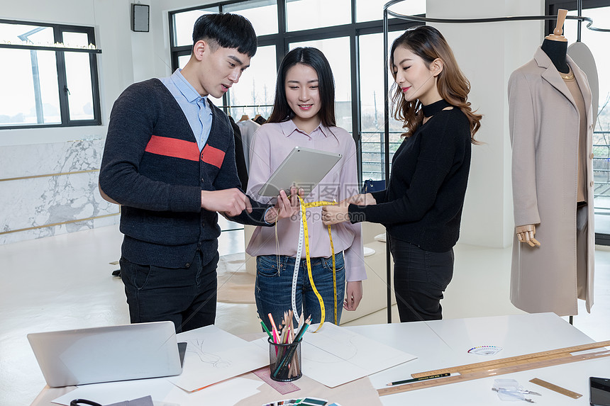 两位设计师给女顾客介绍服装图片