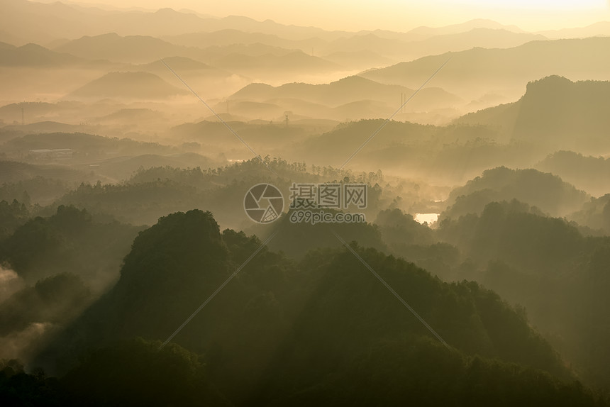 山间晨雾图片