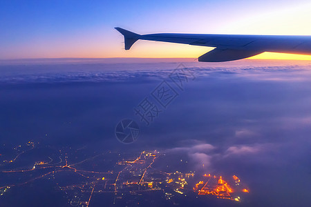 鸟瞰夜景飞机上俯瞰城市背景