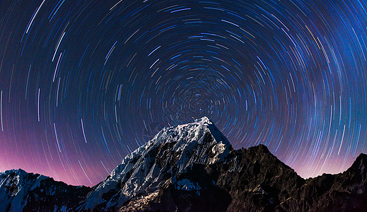 山峰星轨背景图片