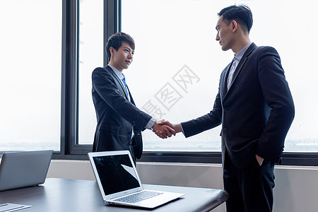 商务人士握手合作共赢高清图片
