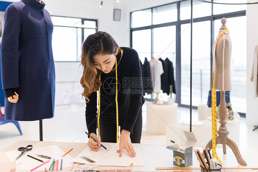 女服装设计师在工作图片