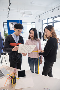 服装设计师团队给客人介绍高清图片