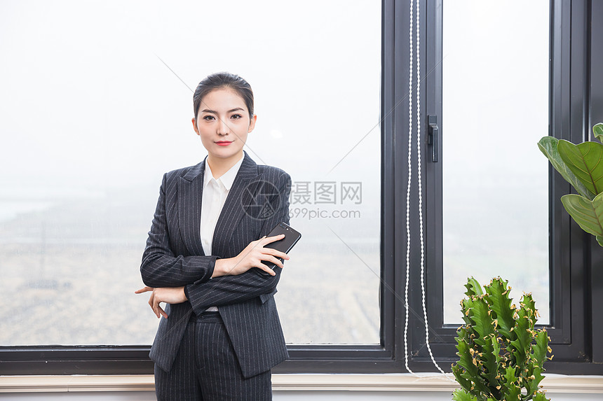 窗前干练的商务女士图片