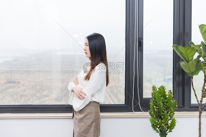 站在窗前的职业女性