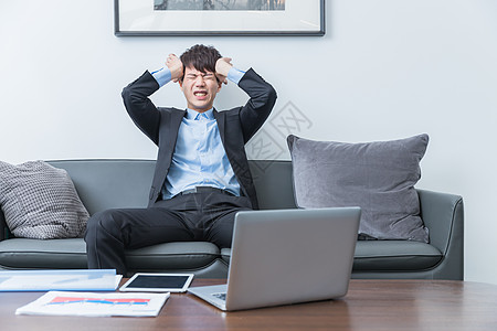 男苦恼痛苦抱头的商务男士背景