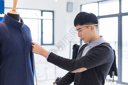 服装设计师量衣服尺寸背景图片