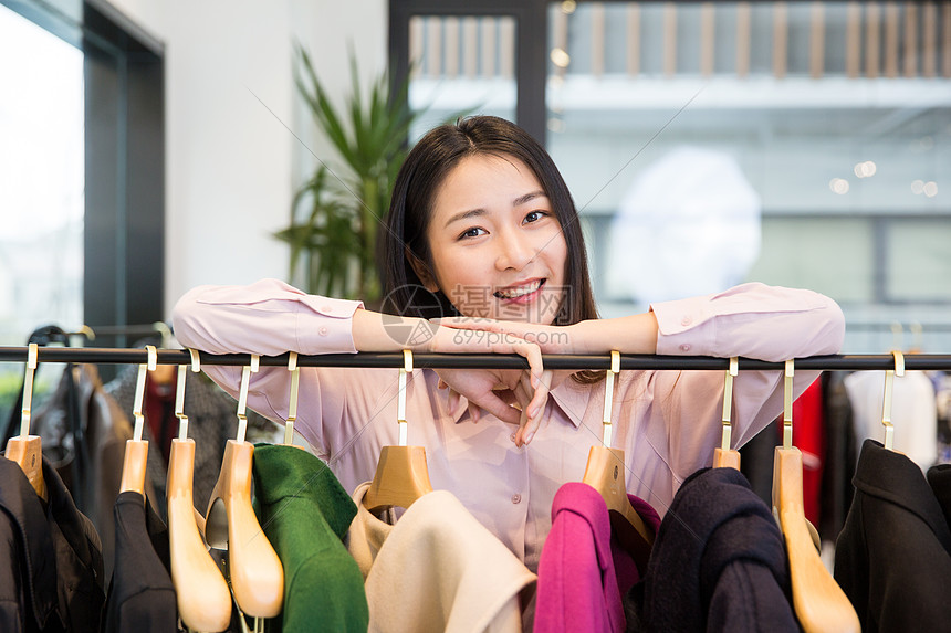 年轻女性服装店购物图片