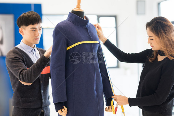 服装设计师设计服装工作状态图片