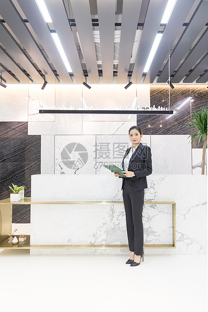 年轻漂亮的公司前台接待人员