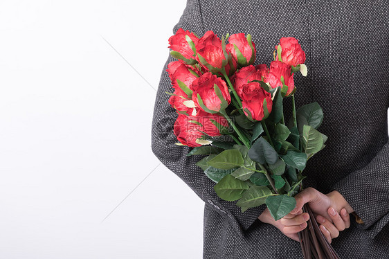 手拿玫瑰花的男性背影
