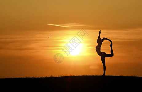 夕阳下的瑜伽剪影背景图片