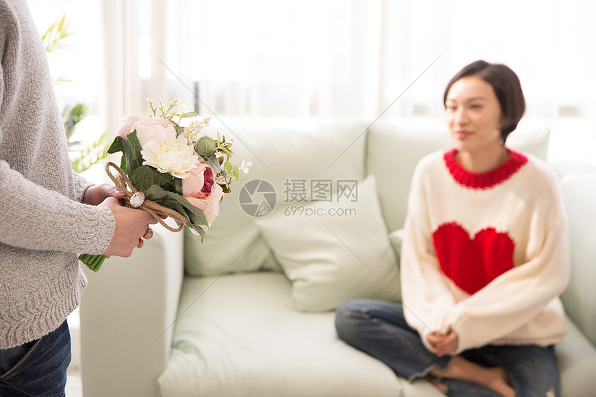 年轻男士情人节给女友送鲜花图片
