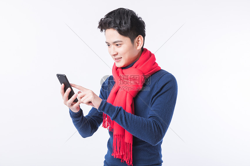 用手机抢新年红包的年轻男性图片