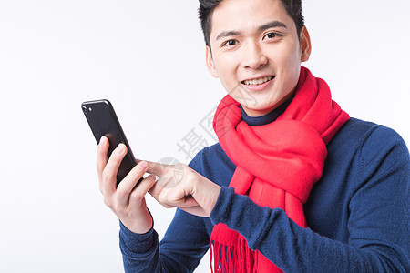 用手机抢新年红包的年轻男性图片