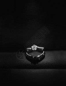 简单背景钻石戒指高清图片
