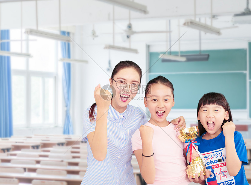 教室里的老师学生图片