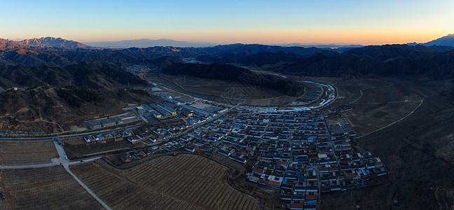 小山村日落图片